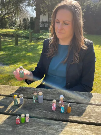 Houten poppetjes die een gezin voorstellen - symbool voor de moeders en gezinnen die ik help