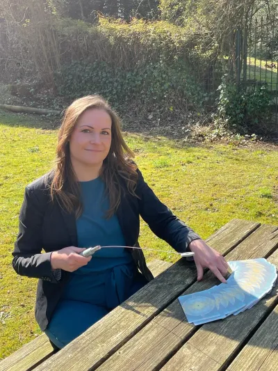 Mandy demonstreert de NEI methode met therapeutisch gereedschap